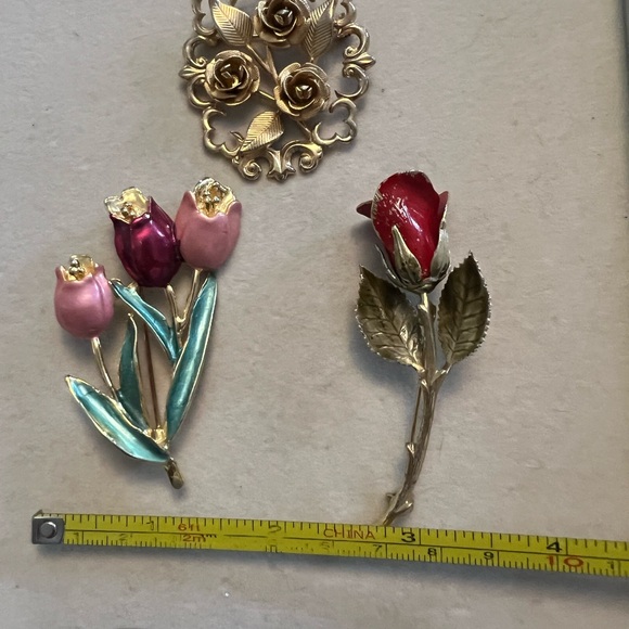 Lot of three vintage flower brooches, gold & enamel, great for Valentine’s Day! - Picture 17 of 17